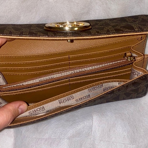 Michael Kors Black and Gold Key Card Holder - Picture 3 of 5